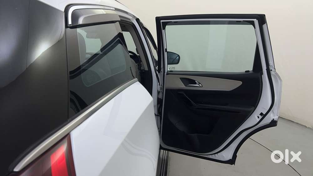 Mahindra Xuv700 2.2 Ax 7 Diesel At Luxury Pack Str, 2024, Diesel