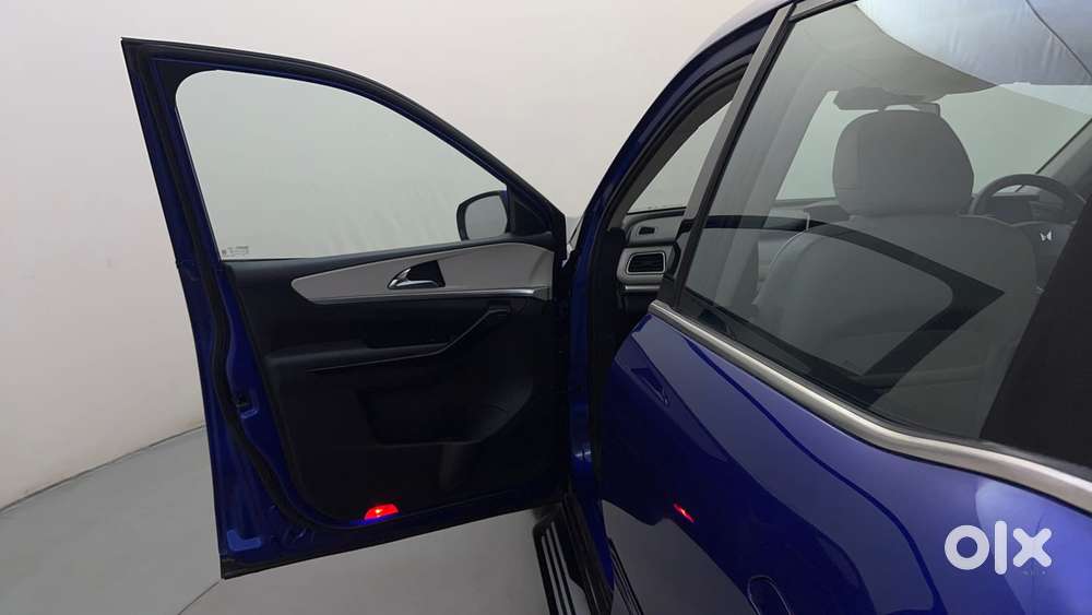 Mahindra Xuv700 2.0 Ax 7 Petrol Mt Str, 2022, Petrol