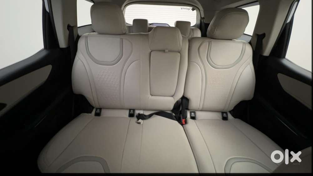 Mahindra Xuv700 2.0 Ax 5 Petrol Mt 7 Str, 2023, Petrol