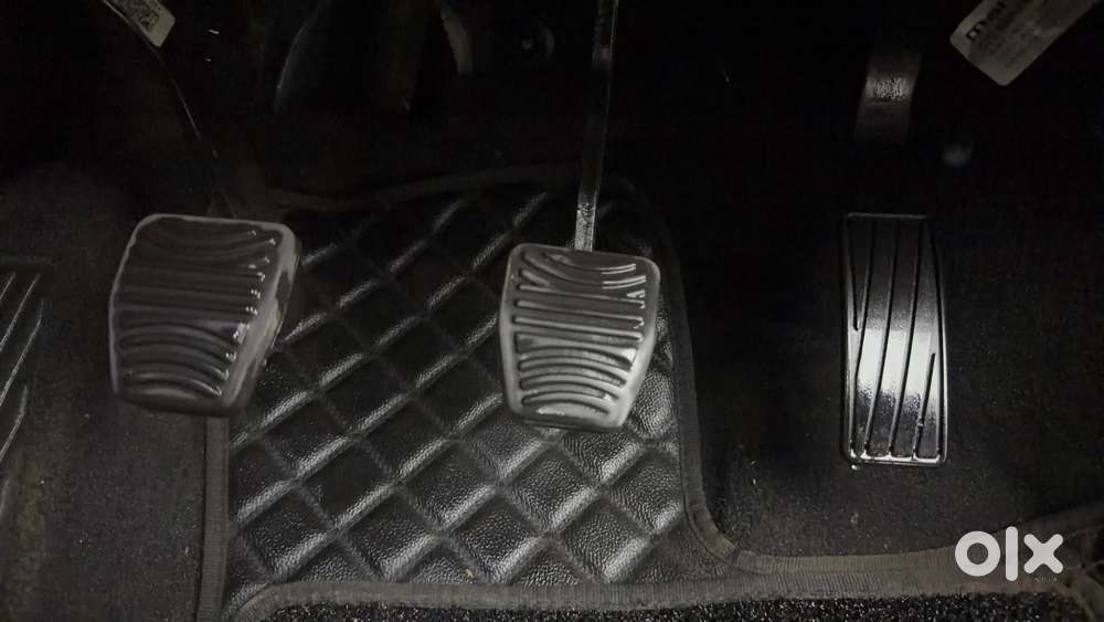 Mahindra Xuv700 Ax 5 Petrol Mt 7 Str (e), 2023, Petrol