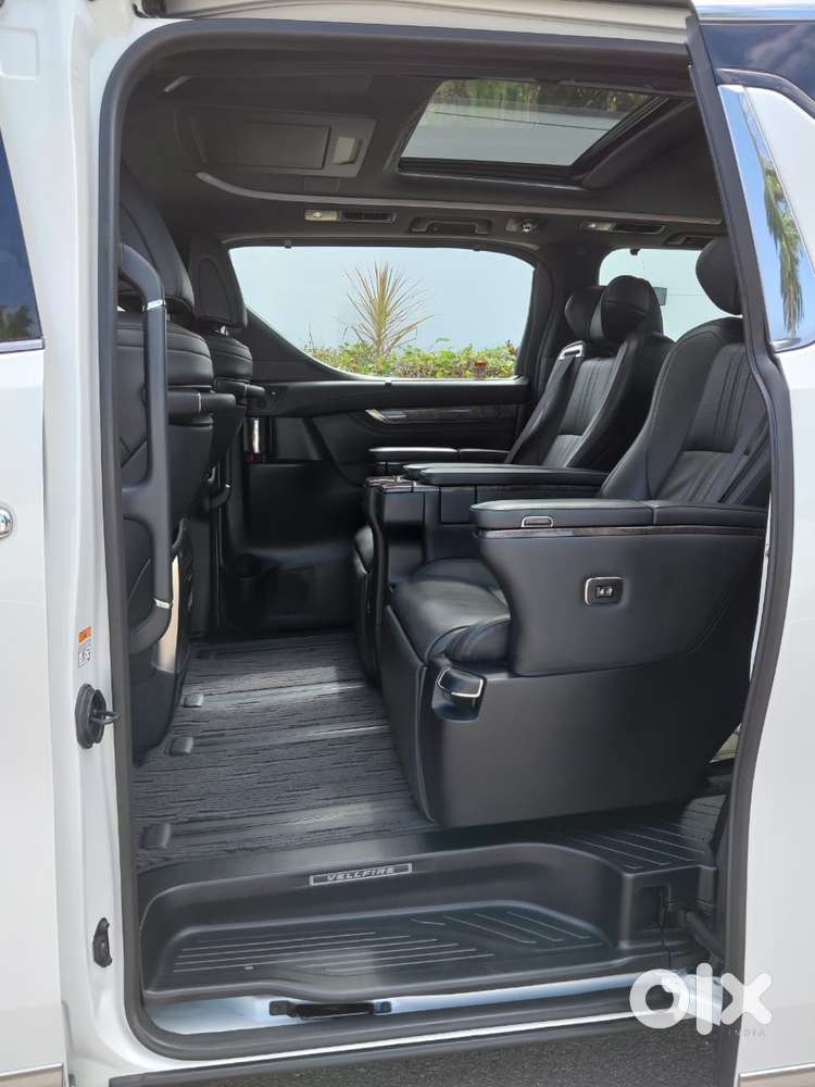 Toyota Vellfire 2.5 Executive Lounge, 2022, Petrol