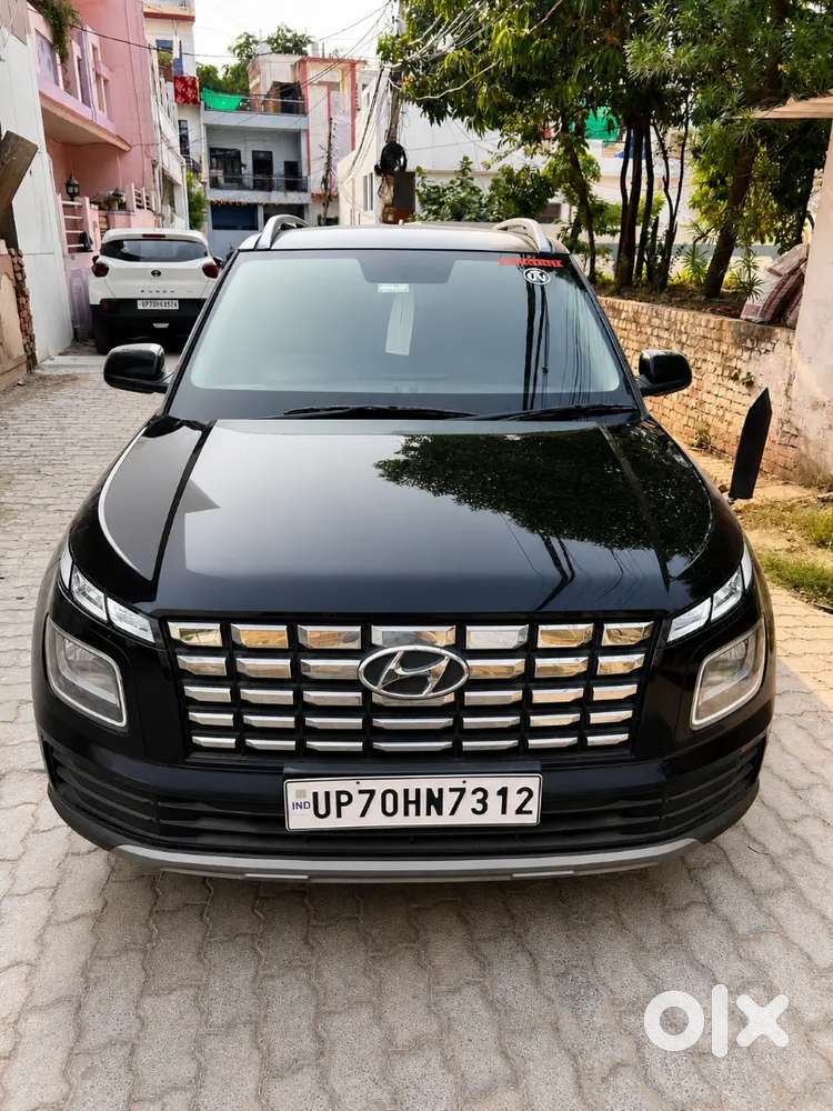 Hyundai Venue 2025 Petrol 8000 Km Driven