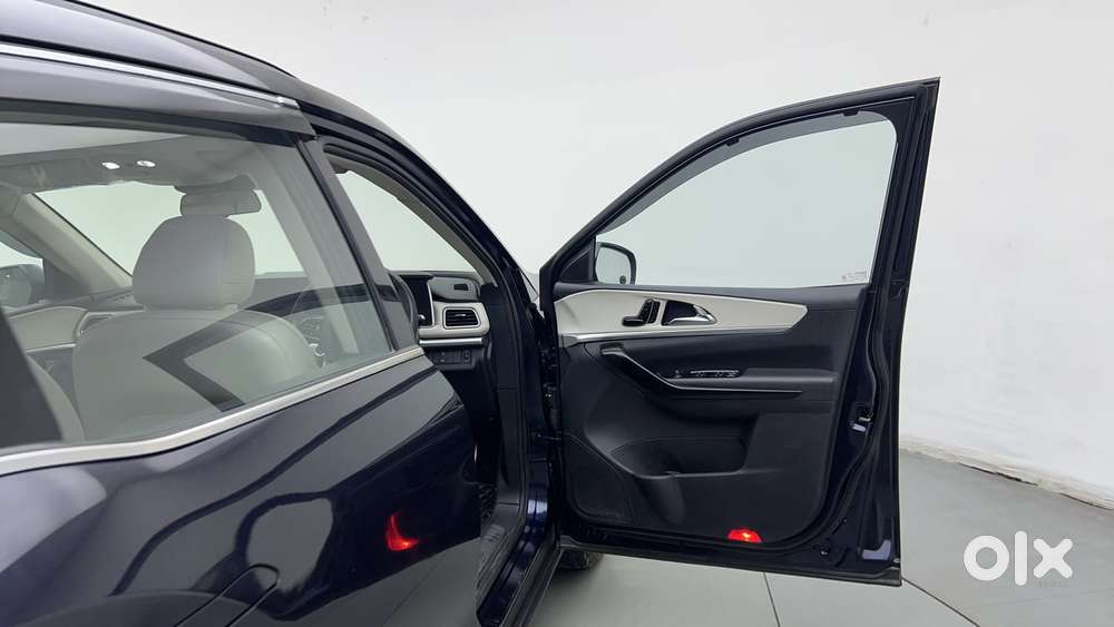 Mahindra Xuv700 2.0 Ax 7 Petrol At Str, 2021, Petrol
