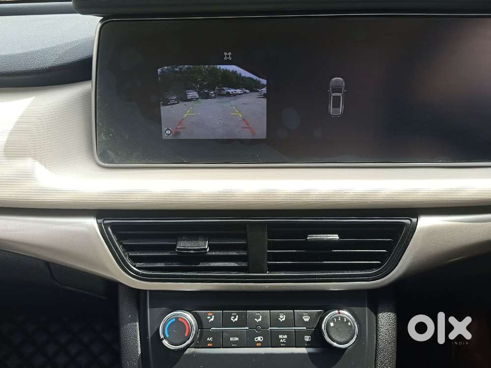 Mahindra Xuv700 2.0 Ax 5 Petrol Mt 7 Str, 2022, Petrol