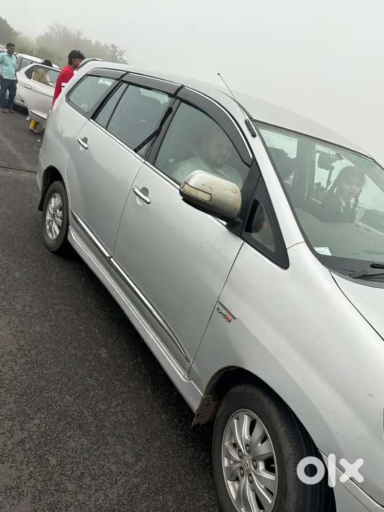 Sale Toyota Innova 2.5 V 2010 December 2011 Model