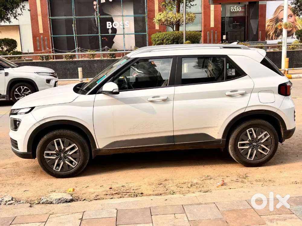 Hyundai New Venue 2024 Petrol Well Maintained