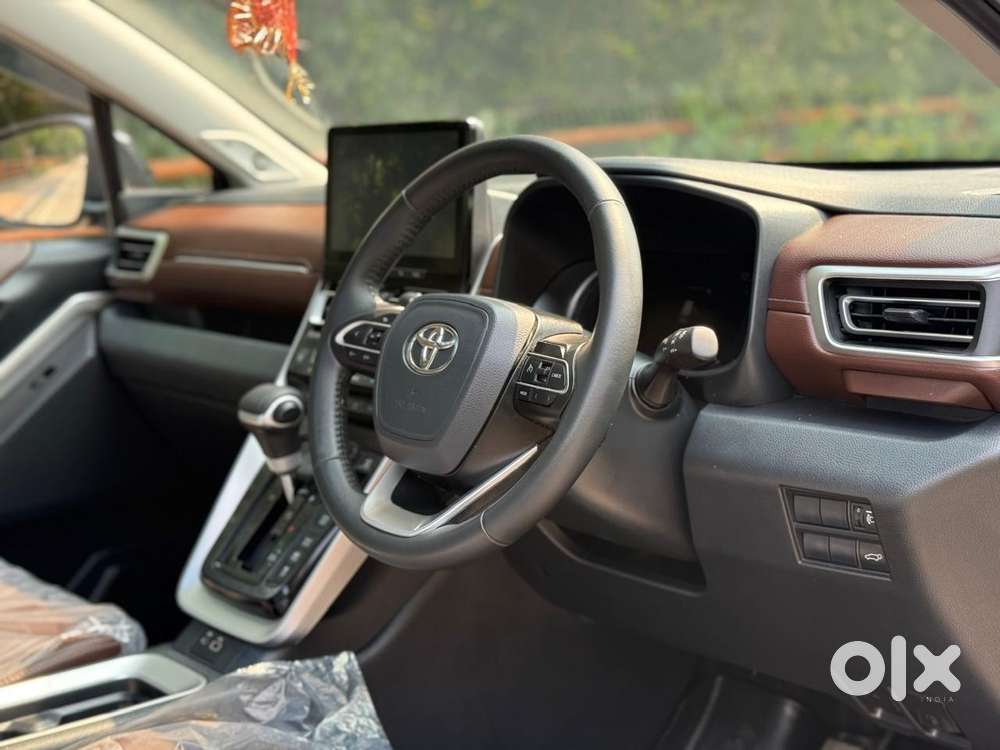 Toyota Innova Hycross 2.0 Zx Hybrid 7 Str, 2025, Cng & Hybrids