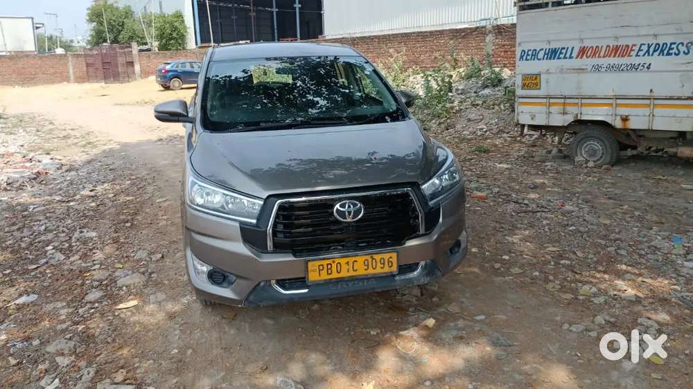 Innova Crysta 2.4 Gx 7 Setar
