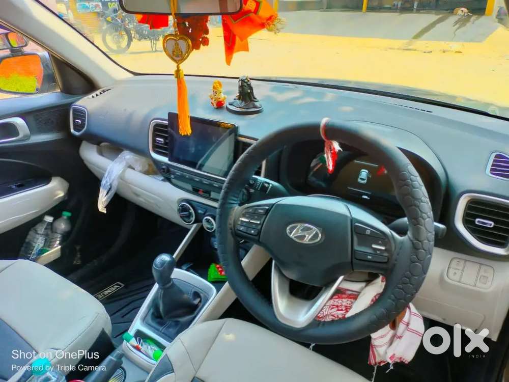 Hyundai New Venues 2023 Petrol 32800 Km Driven