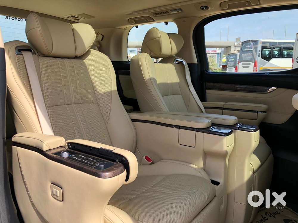 Toyota Vellfire 2.5 Executive Lounge, 2023, Cng & Hybrids