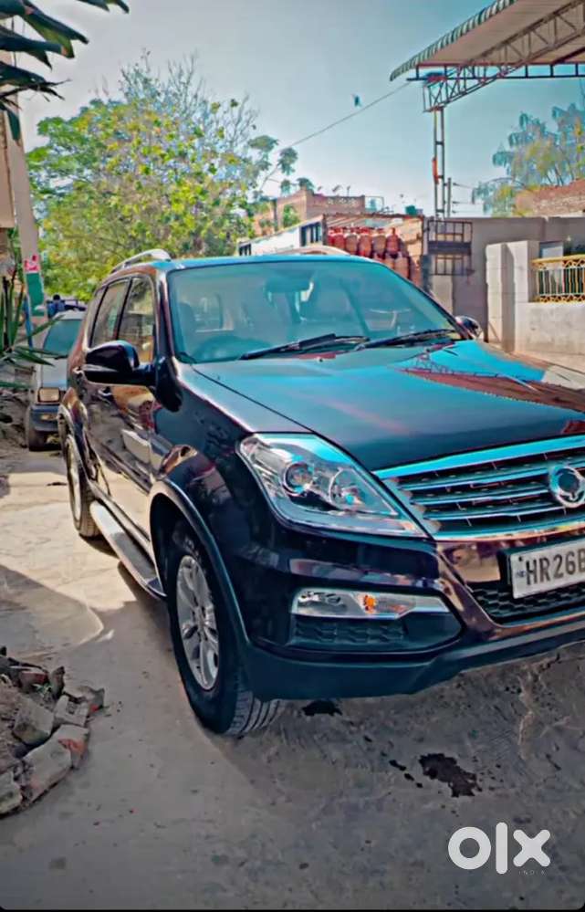 Rexton Mahindra Luxury Car 7 Seater Automatic