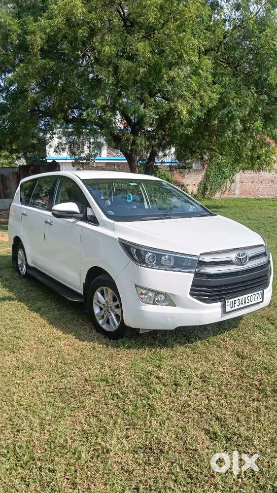 Innova Crysta 2.4 V Diesel White