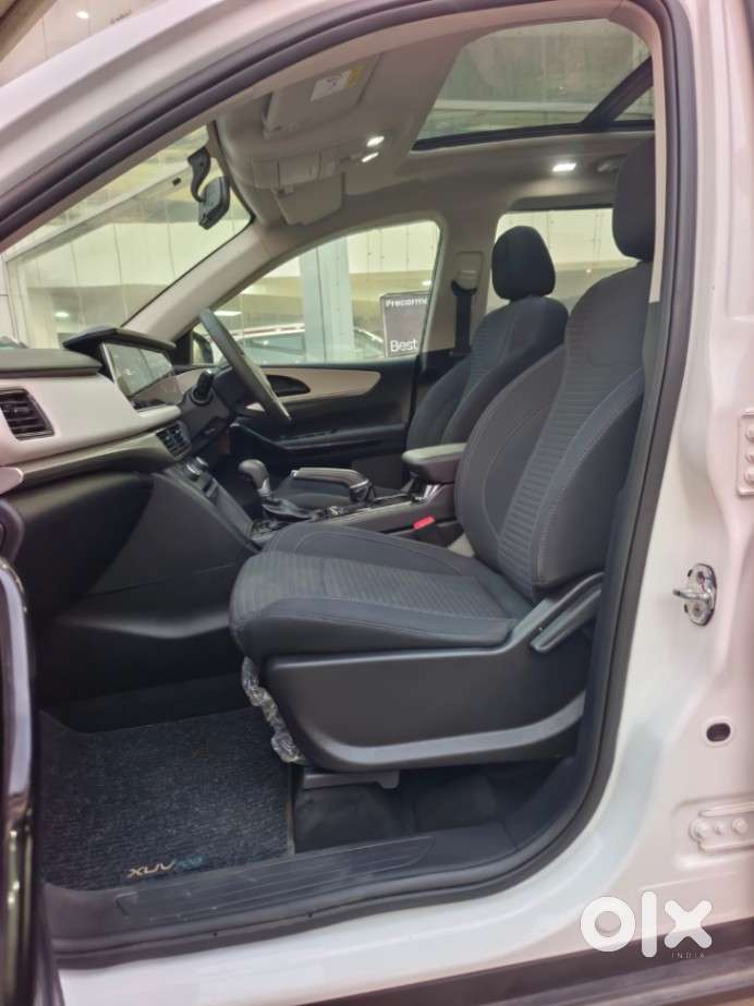 Mahindra Xuv700 2.0 Ax 5 Petrol At Str, 2023, Petrol
