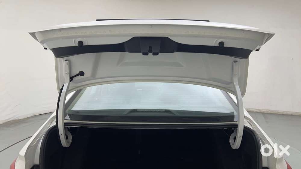 Skoda Slavia Style 1.0l Tsi At, 2023, Petrol