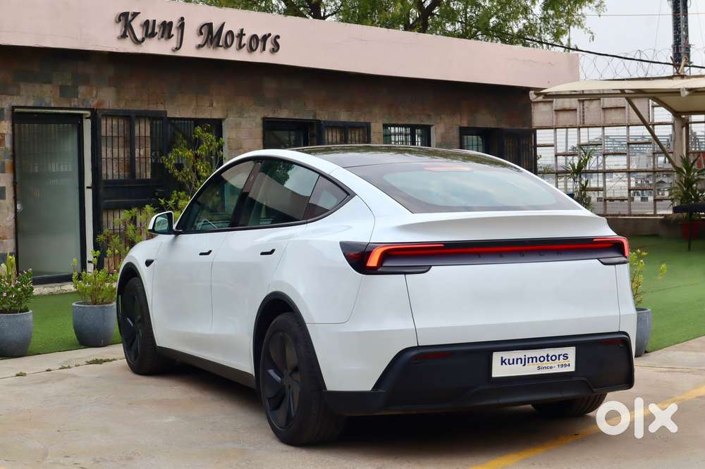 Tesla Model Y Rear-wheel Drive (rwd), 2025, Electric