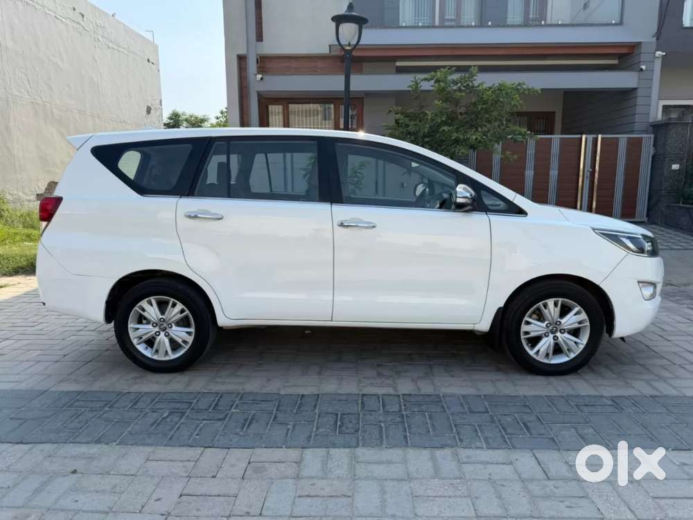 Toyota Innova Crysta 2.8 Zx At 7 Seater, 2016, Diesel