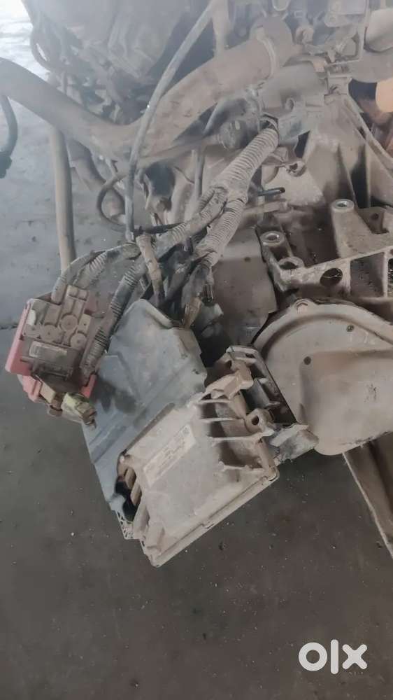 फोर्ड स्पेयर इंजन पेट्रोल में बेचना है पूरा सेट है ईसीएस के साथ