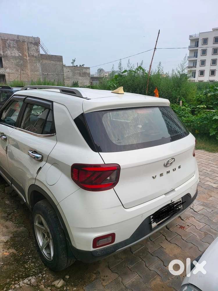 Hyundai Venue Petrol 19