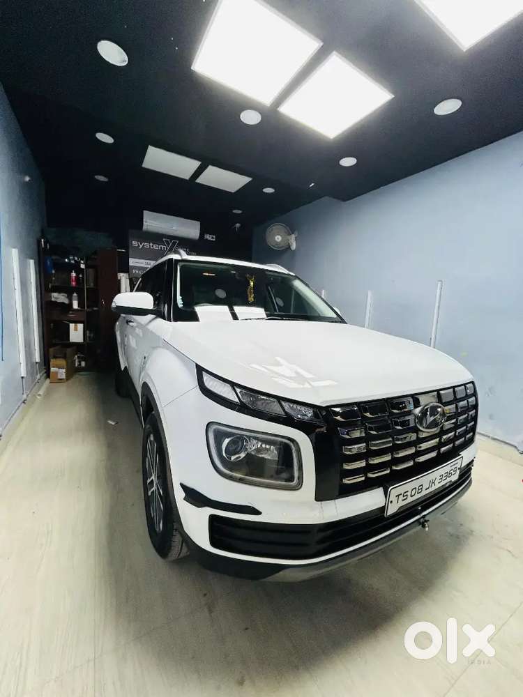 Hyundai Venue Automatic Topebd 2022 Petrol 35000 Km Driven