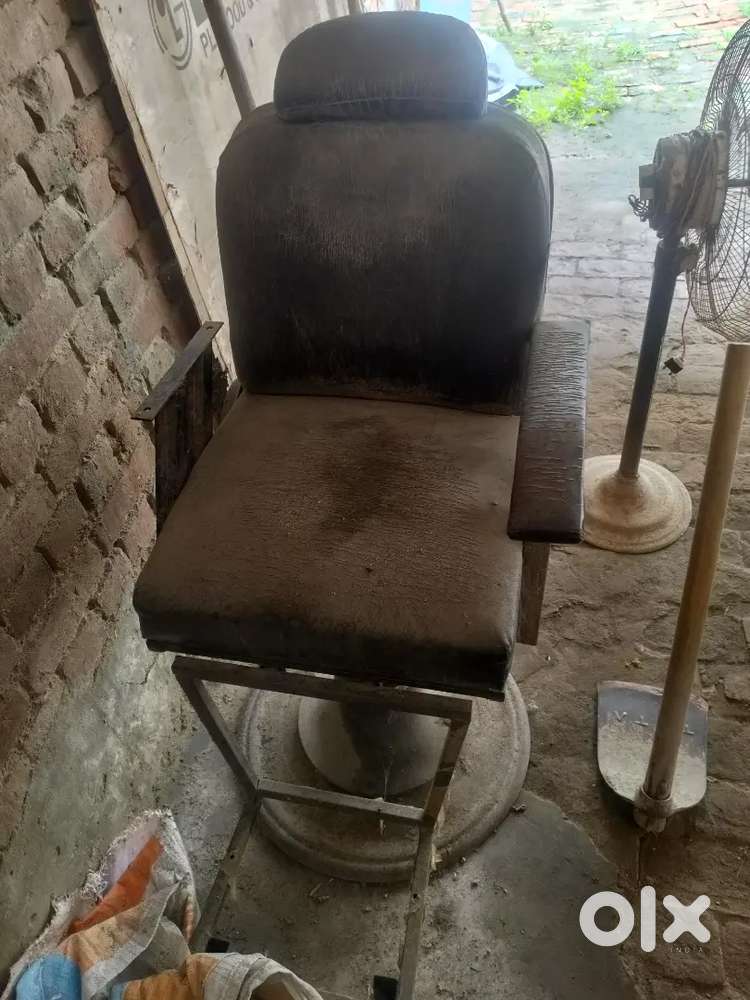 Old Barber/Salon Chair for Sale – Heavy-Duty Base Needs