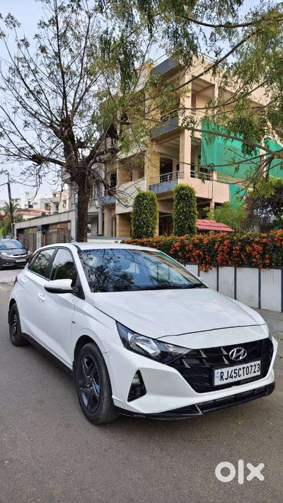 Hyundai I20 Sportz 1.2 Ivt Dual Tone, 2022, Cng & Hybrids