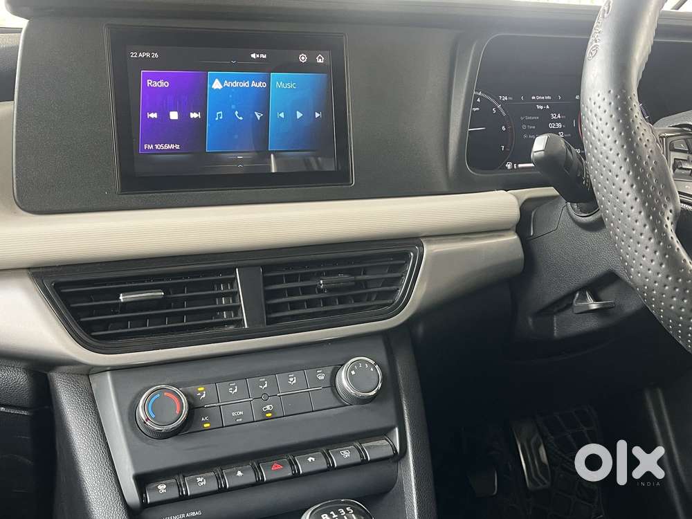 Mahindra Xuv700 2.0 Mx Petrol Mt 5 Str, 2023, Petrol