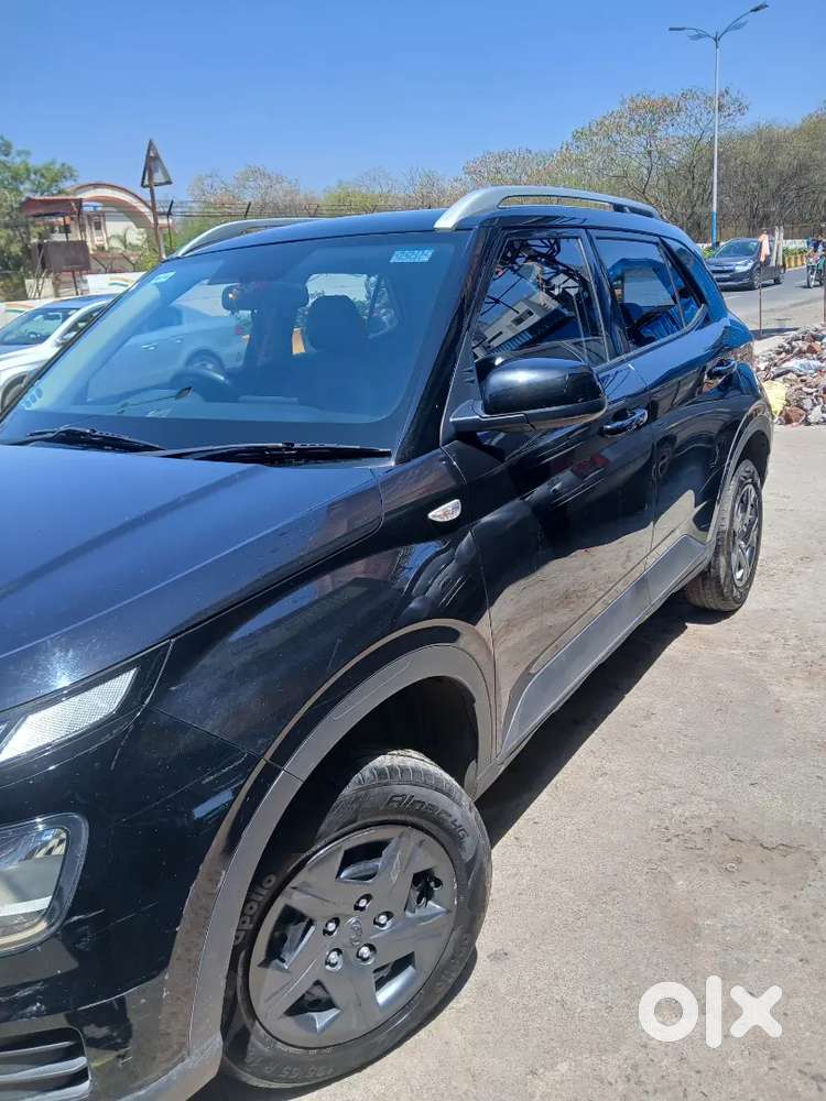 Hyundai Venue 2023 Petrol Well Maintained