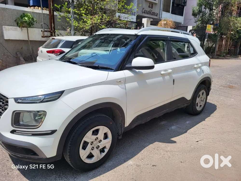 Only 43,000 Kms Hyundai Venue Petrol 2021