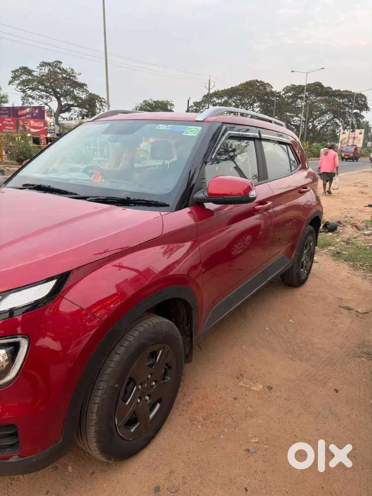 Hyundai New Venue 2025 Petrol 4000 Km Driven