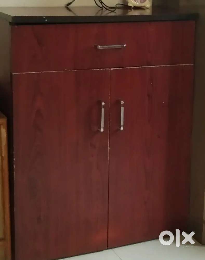 2 -door wooden wardrobe/cupboard with drawar