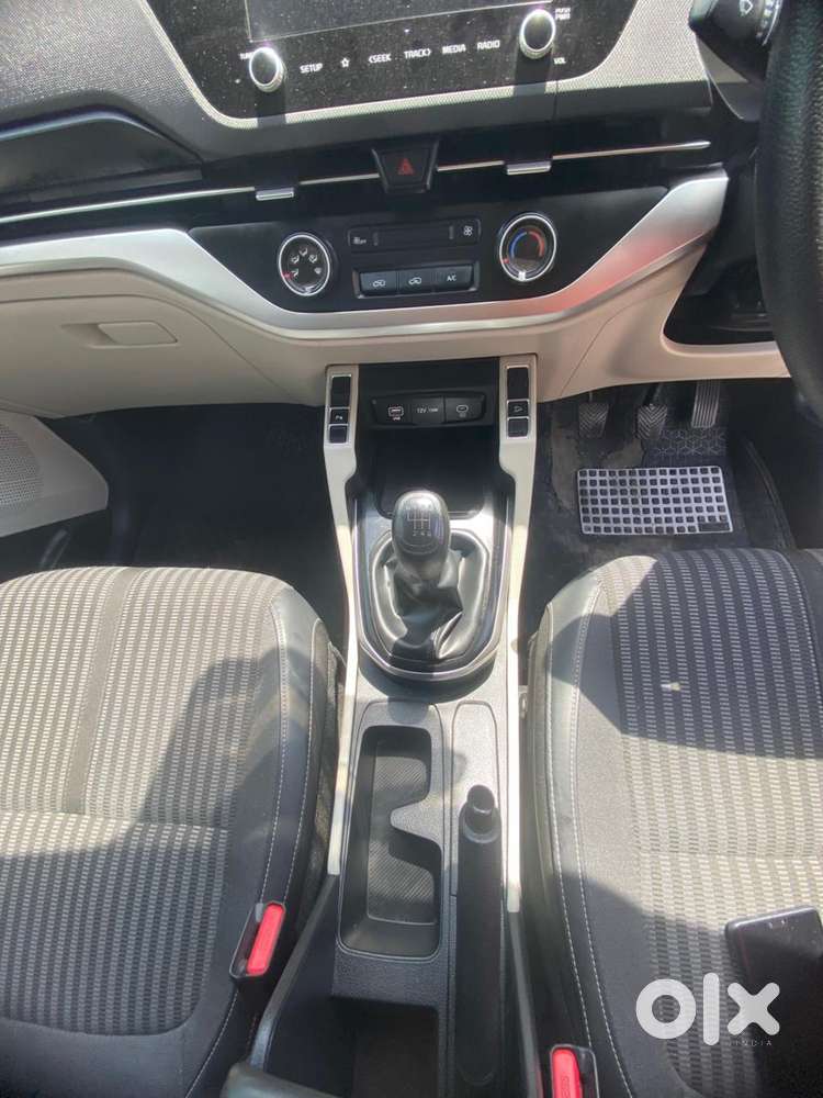 Kia Carens G 1.5 6mt Premium (o) 7-seater, 2023, Petrol