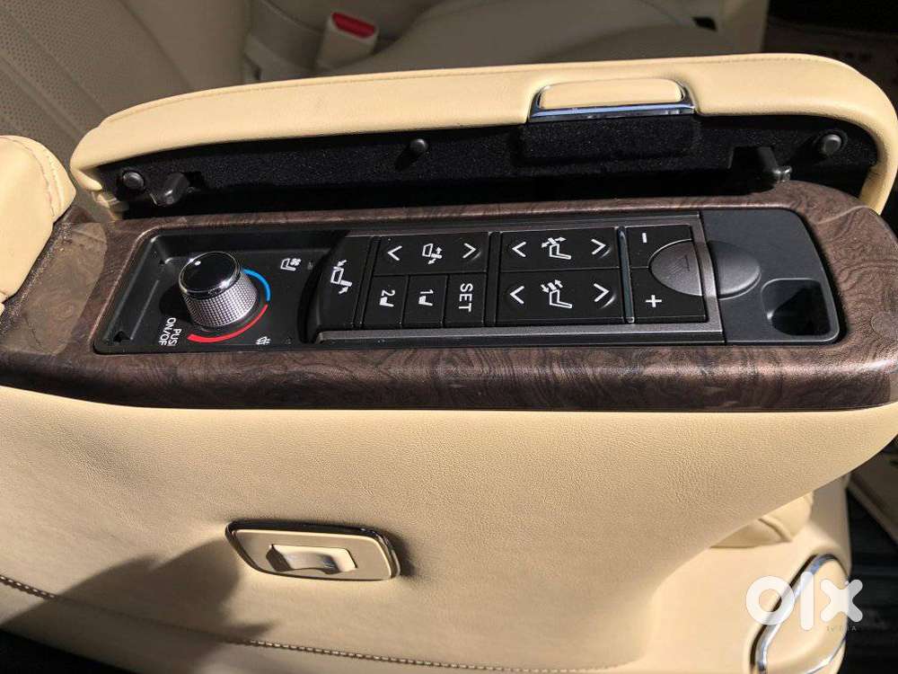 Toyota Vellfire 2.5 Executive Lounge, 2023, Cng & Hybrids