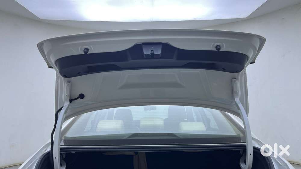 Skoda Slavia Ambition 1.0l Tsi At, 2022, Petrol