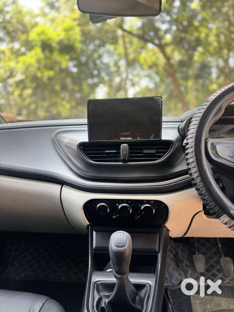 Tata Altroz 1.2 Xe, 2025, Petrol