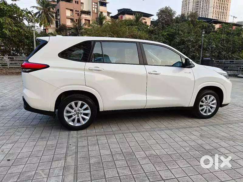 Toyota Hycross 2023