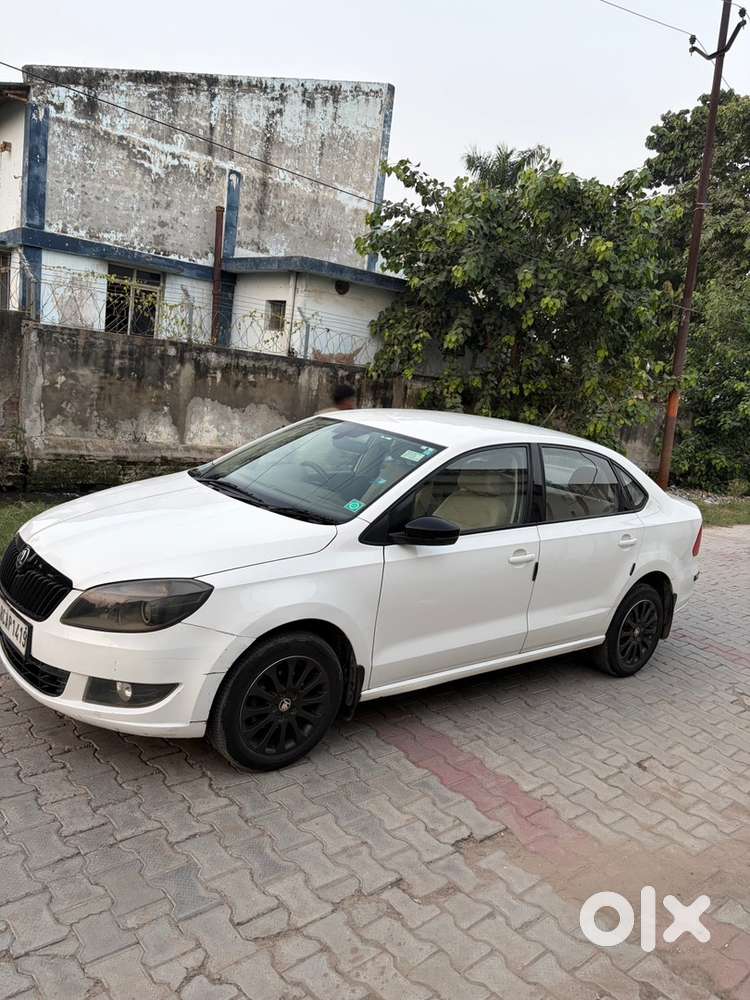 Skoda Rapid Petrol 2016