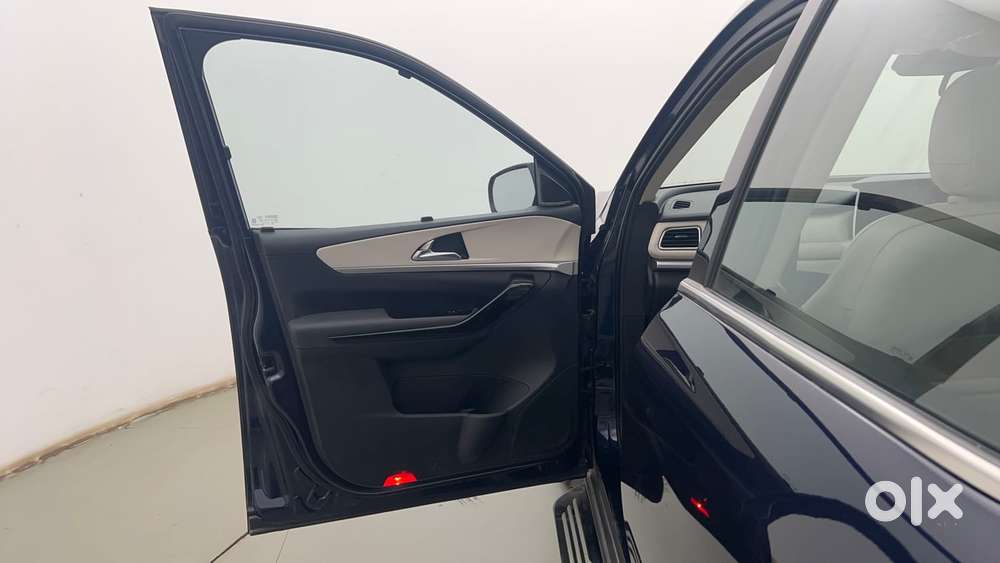 Mahindra Xuv700 2.2 Ax 7 Diesel At Luxury Pack Str Awd, 2022, Diesel