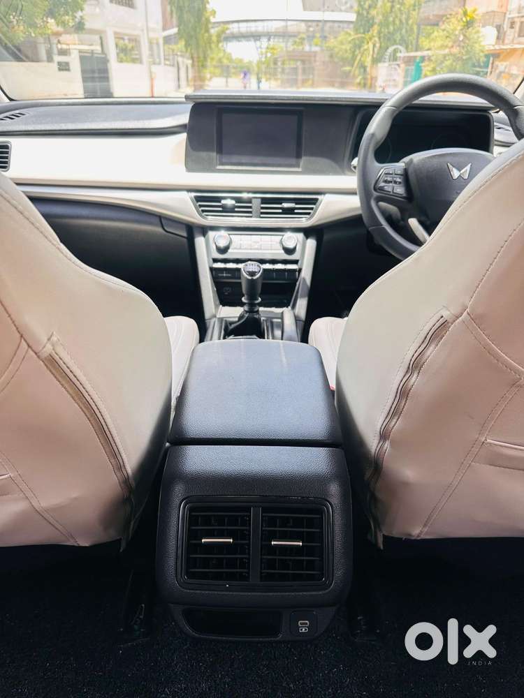 Mahindra Xuv700 2.0 Mx Petrol Mt 5 Str, 2022, Petrol
