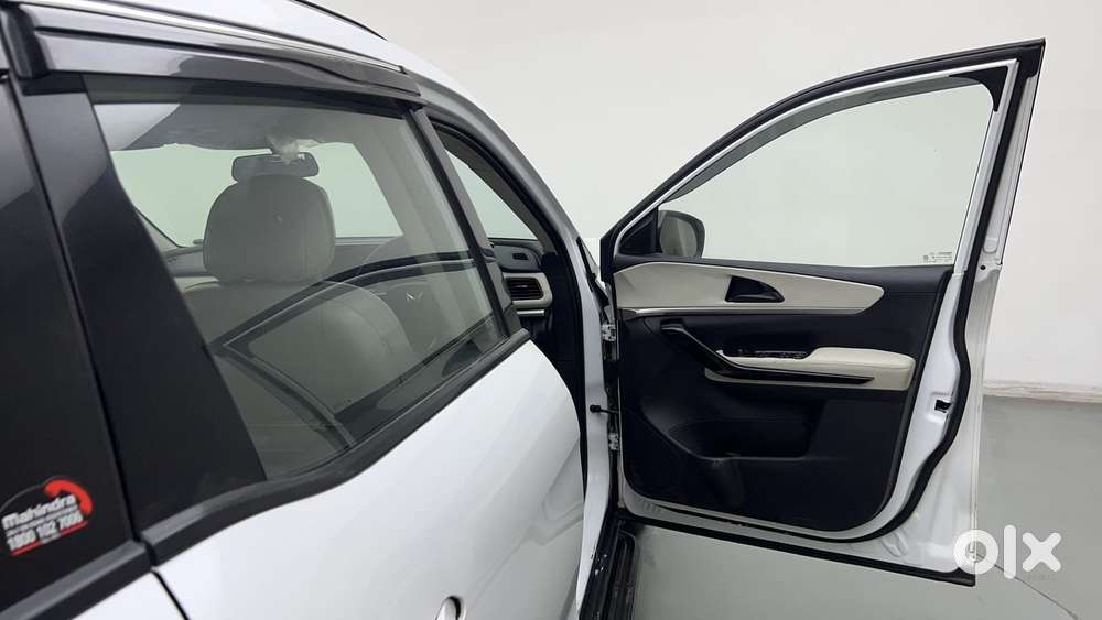 Mahindra Xuv700 2.0 Ax 5 Petrol Mt Str, 2022, Petrol