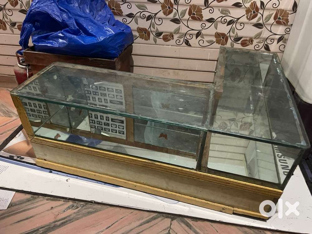 GLASS TABLE WITH LOCKS