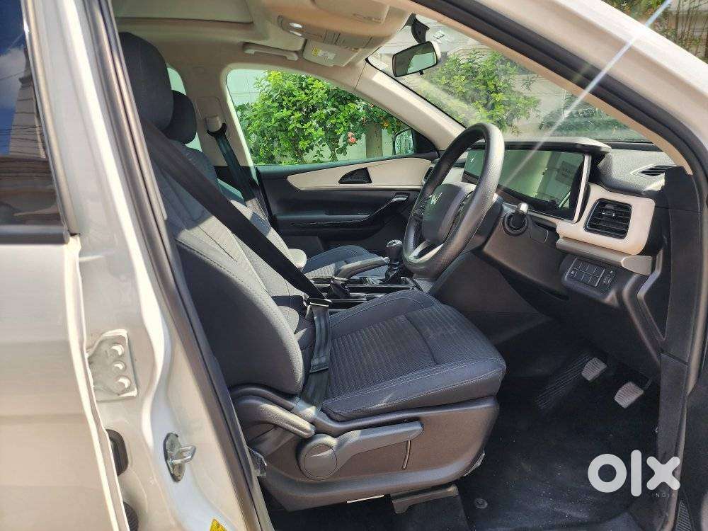 Mahindra Xuv700 Ax 5 Petrol Mt Str (e), 2024, Petrol