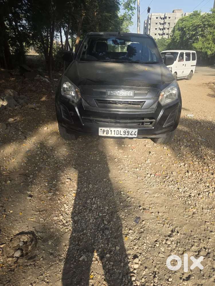 Selling Isuzu Hilander , Broad Tyres  Apple Car Play