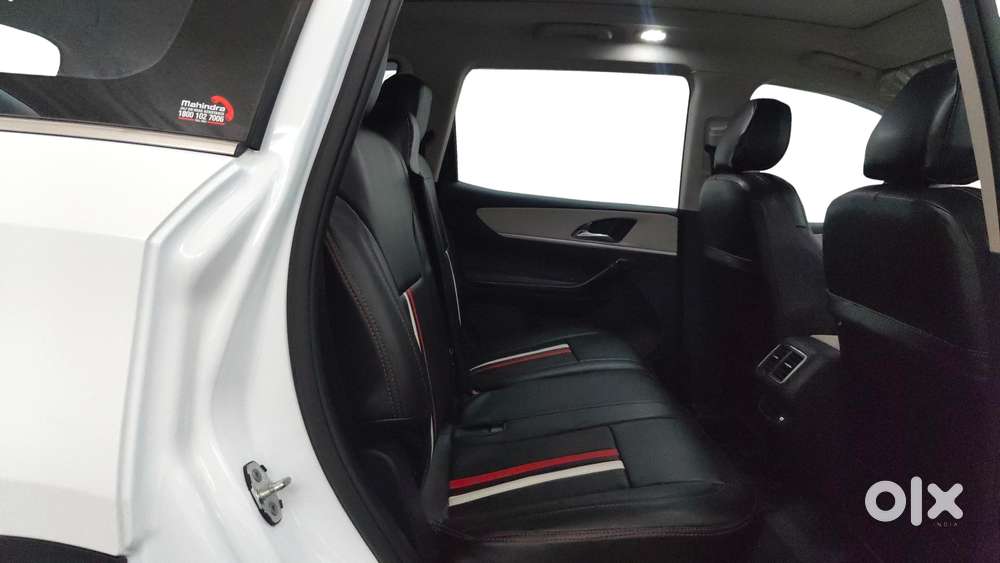 Mahindra Xuv700 2.0 Ax 7 Petrol Mt Str, 2025, Petrol