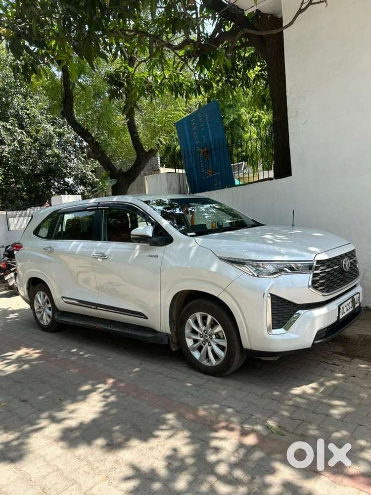 Toyota Innova Hycross 2025
