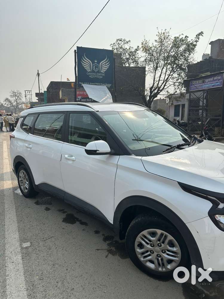 Kia Carens 2023 Petrol Well Maintained