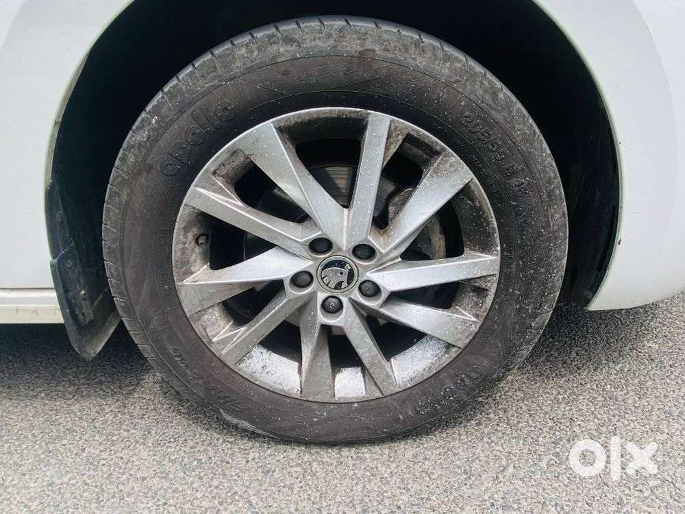 Skoda Slavia Ambition 1.0l Tsi At, 2023, Petrol