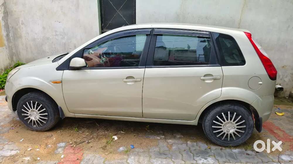 Ford Figo Titanium Petrol 2011