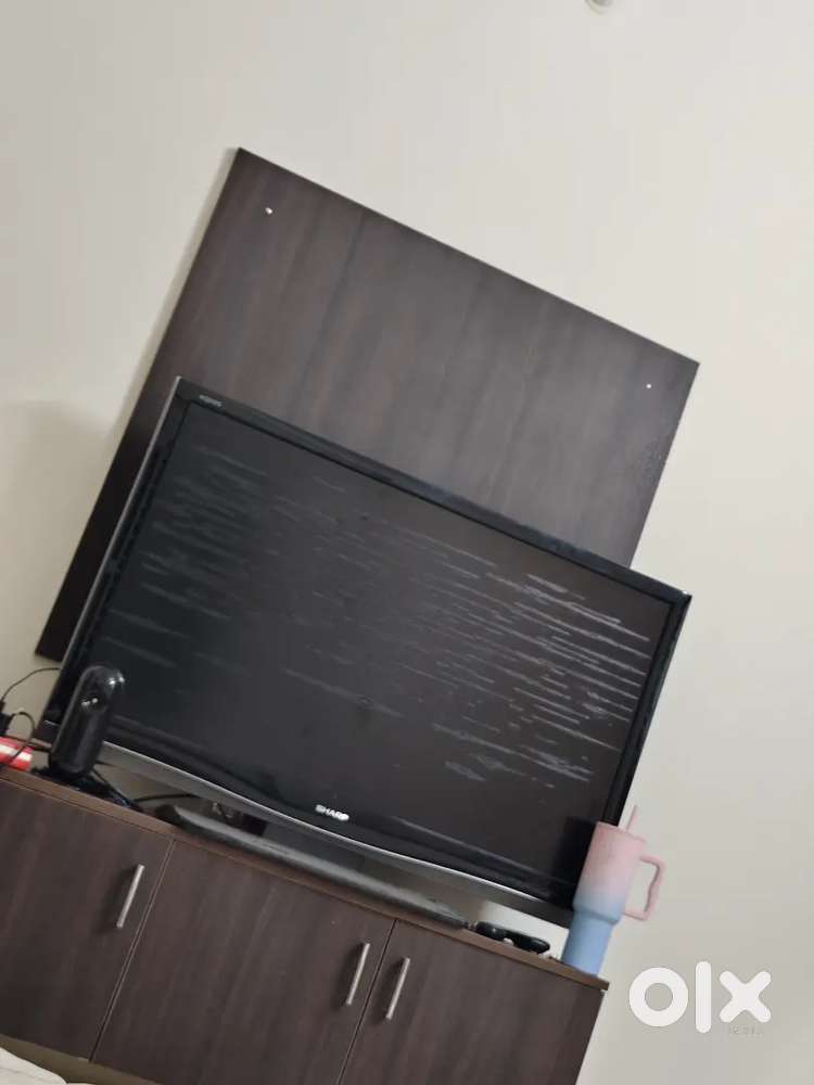 SHARP 46 INCH TV