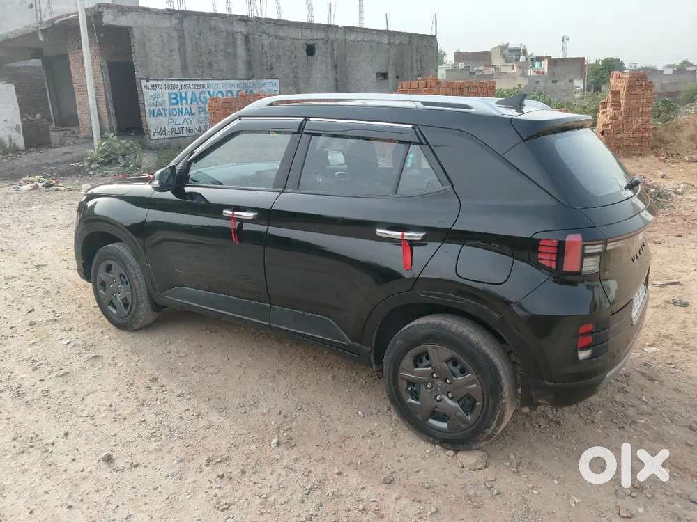 Hyundai Venue Knight 2025 Petrol Manual - 23000 Km