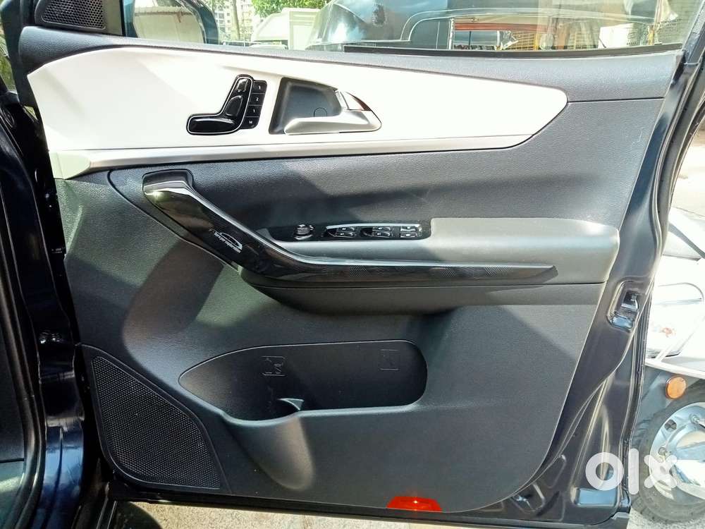 Mahindra Xuv700 2.0 Ax 7 Petrol At Str, 2025, Petrol